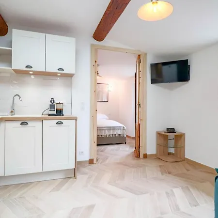Aubernon Luxurious, Newly Renovated Flat In Heart Of Old