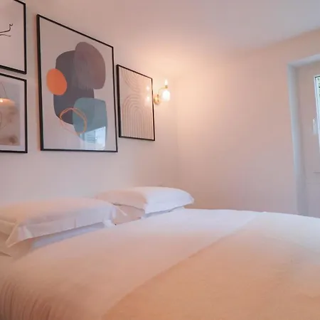 Apartment Aubernon Luxurious, Newly Renovated Flat In Heart Of Old