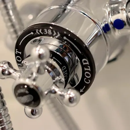 Aubernon Luxurious, Newly Renovated Flat In Heart Of Old